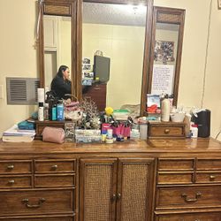 Solid Wood Dresser with Tri-Fold Mirror – Vintage Style