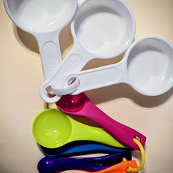 Measuring cups and spoons new