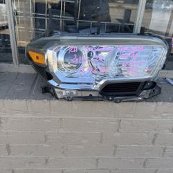 2016-22 Toyota Tacoma Right Headlight 