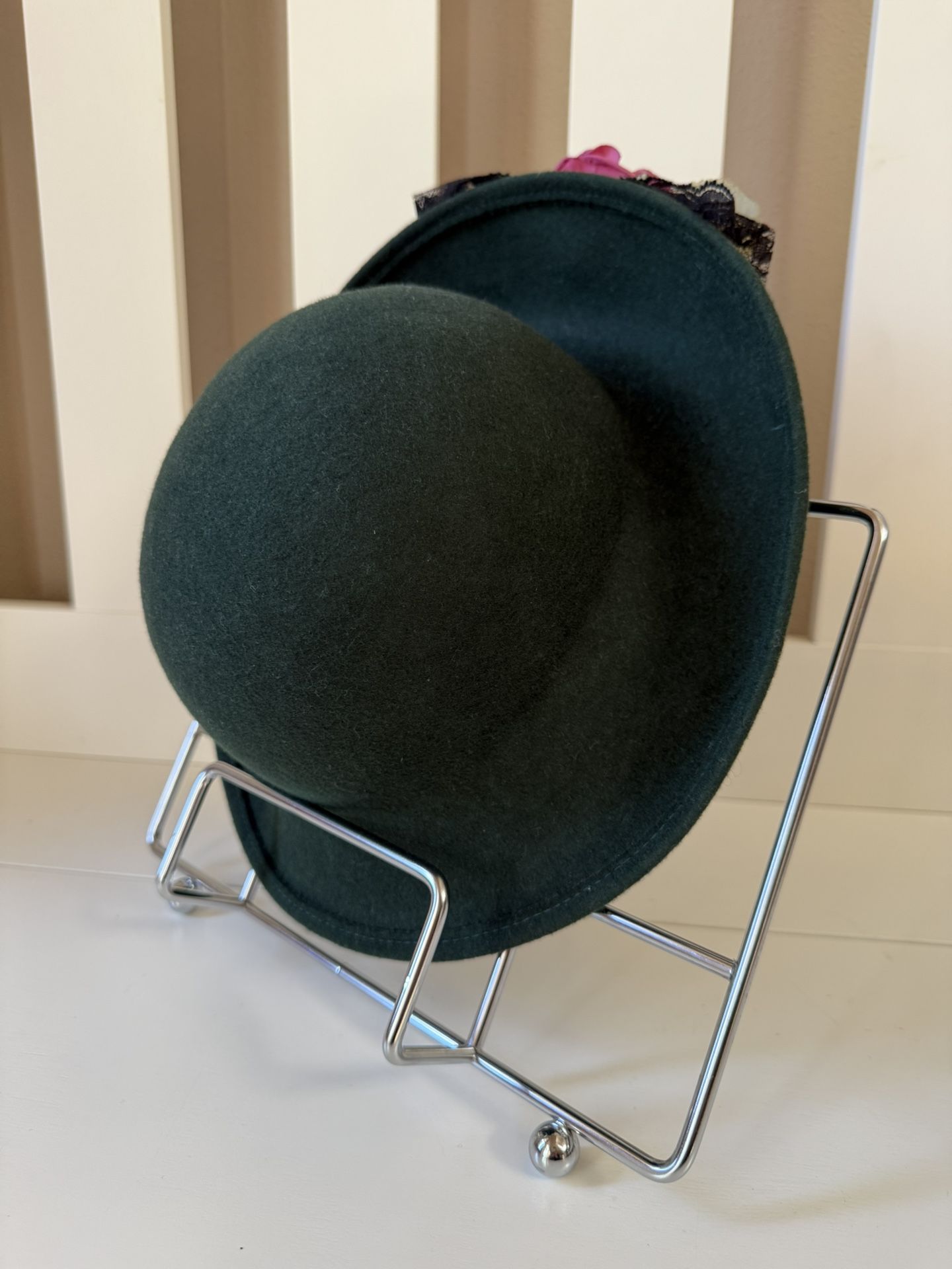 women's fashion hat 👒 dark green new no tag