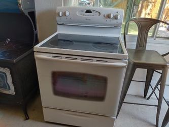Kitchen Stove And Microwave 
