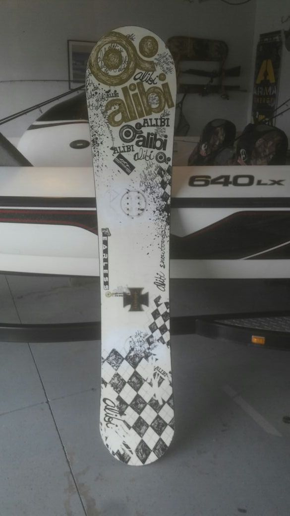 Alibi snowboard