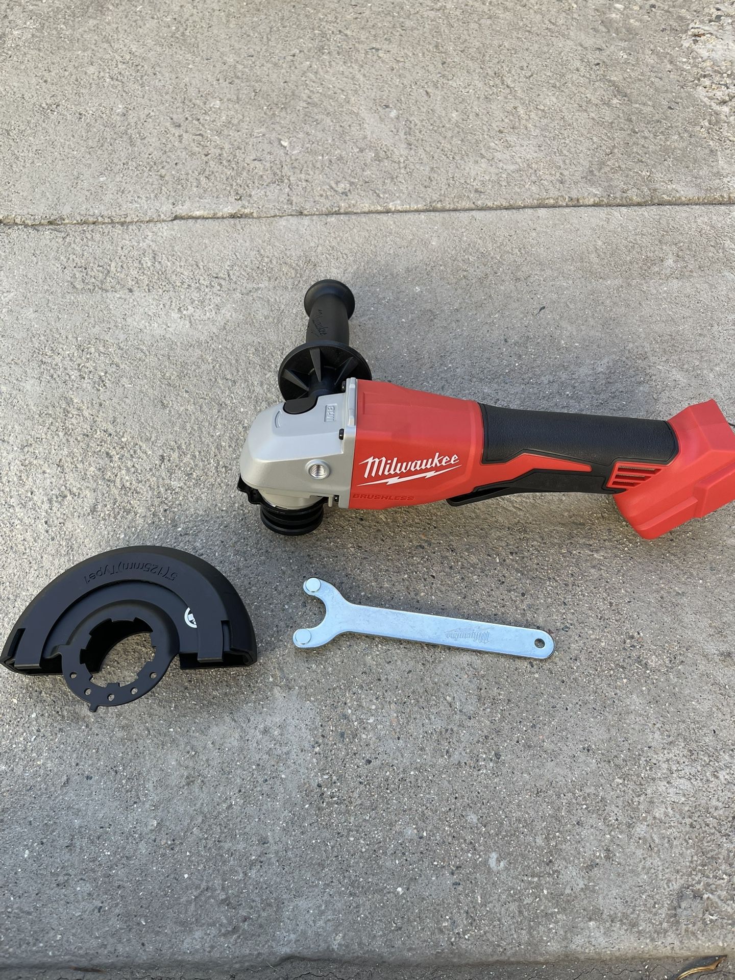 Milwaukee M18 18V 4-1/2 in./5 in. Grinder