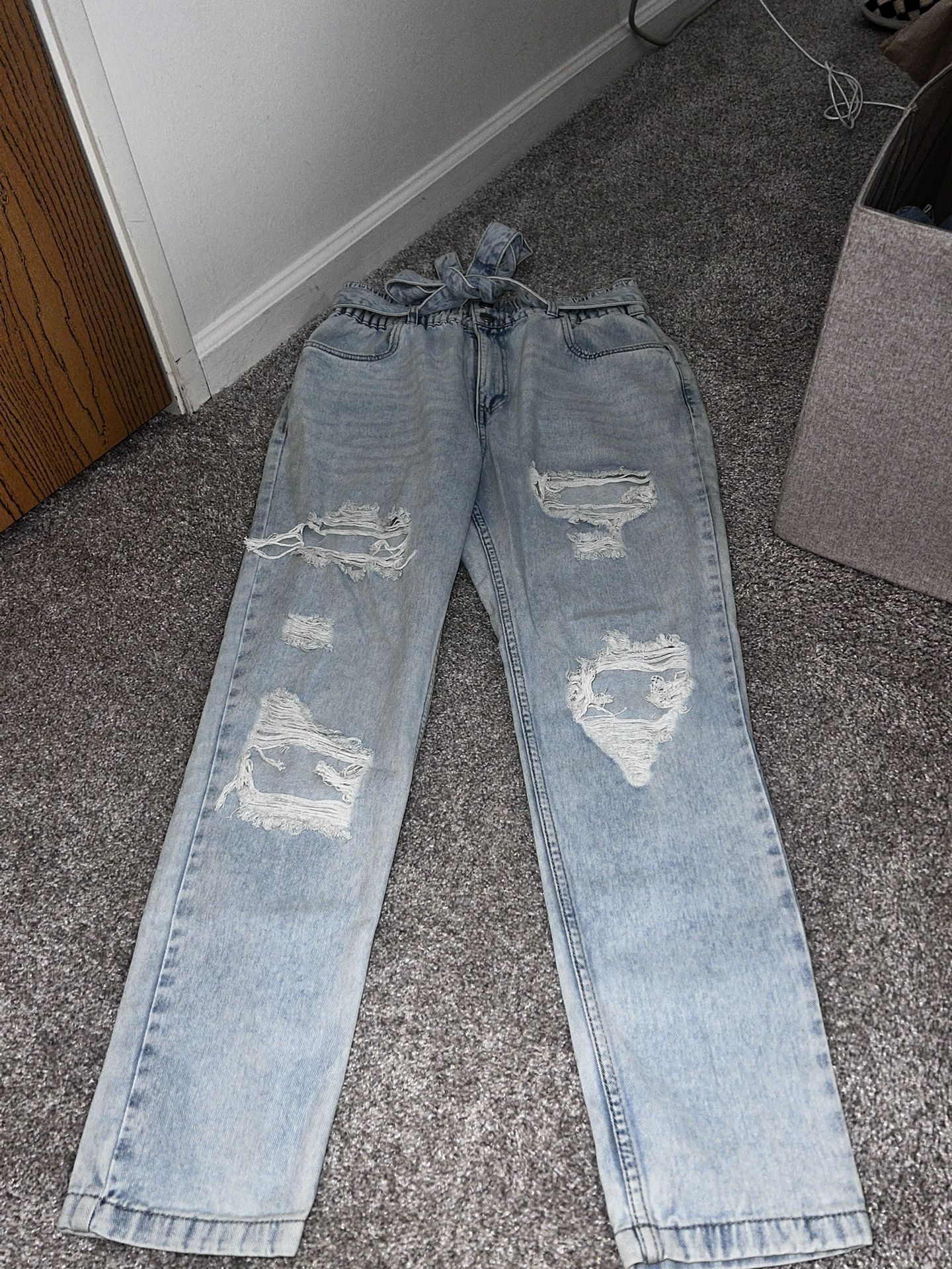 Light Wash Ripped Mom Jeans – Relaxed Fit (Size XL)
