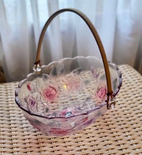 New in Box - Crystal Glass ROSE PARADE
11.5" x 9.5" CORBEILLE
# ADC-2254 - Holmdel NJ No