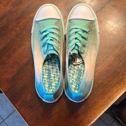 Converse Low Top Tennis Shoes 