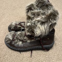 new women’s boots (size 10)
