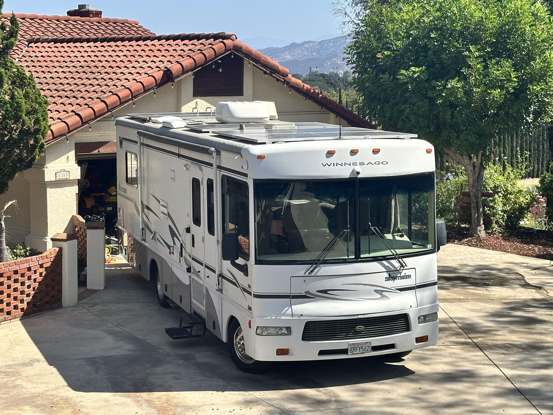 Winnebago 2005 RV.