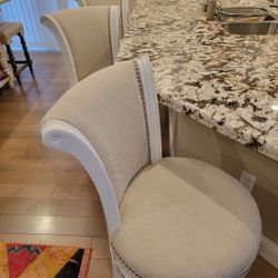 Set of 4 Luxury Counter Height Swivel Bar Stools – Stunning Details