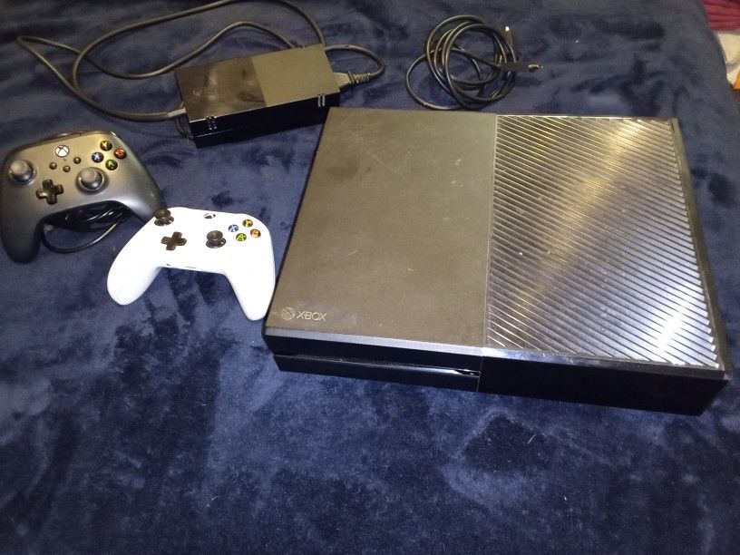 XBOX ONE 500gb w/ 2 Controllers