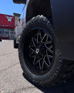 20x10 Wheels And Tires 33/1250/20