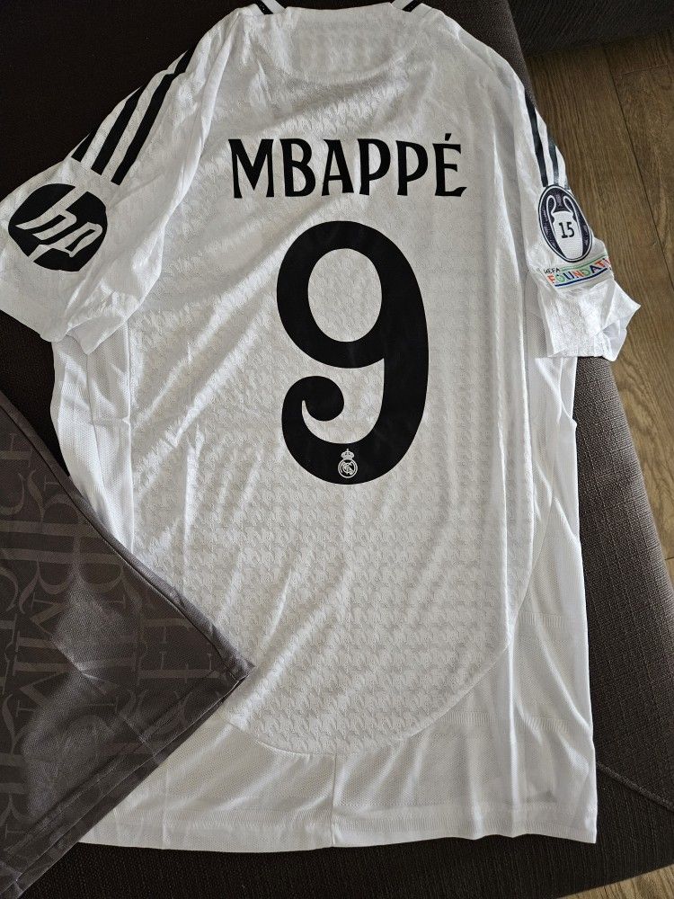 KIDS KIT REAL MADRID MBAPPE OR PLAIN $45. CASH PLEASE!!
