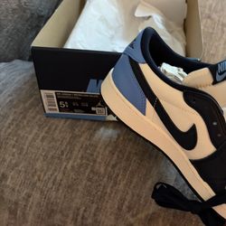 Nike’s never Worn 5.5Y 7 women 