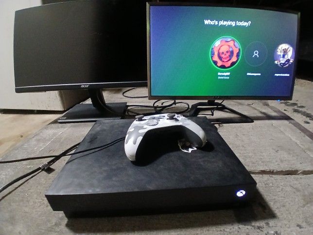Xbox One X with the moderator.