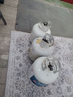 Se venden 3 tanques de gas Butano estan en buenas  condiciones  llenos $ 40 × cada uno y $  100 por los 3 llenos