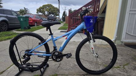 Diamondback Mountain Bike 24"Tires 
Good Condition Ready to Ride 