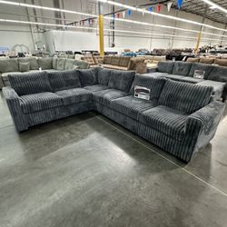 4-Piece Sectional Set
One-Arm Loveseat x 2 + Corner Wedge + Armless Chair

Color: Dark Gray.    Seccional Color Gros Nuevo En Caja 