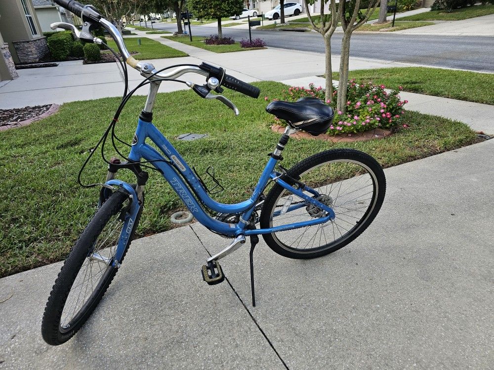 Trek Navigator 3.0 – Step-Through Frame – Excellent Condition