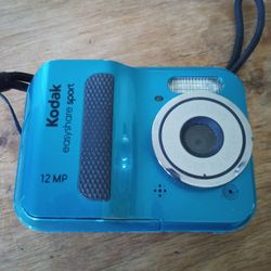KODAK EASYSHARE SPORT DIGITAL CAMERA 2.5" LCD 5X OPTICAL ZOOM 12 MEGAPIXELES TESTED WORKING it uses two batteries AA 