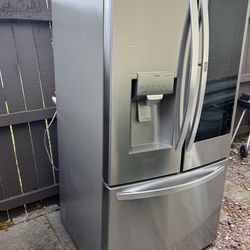 Lg fridge 3 door instaview like new!