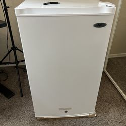 SPT Upright Freezer; 3.0 Cubic Feet