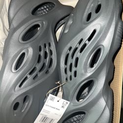 Yeezy Foam RNR Carbon