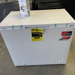 Frigidaire 7 Cu Chest Freezer In White 