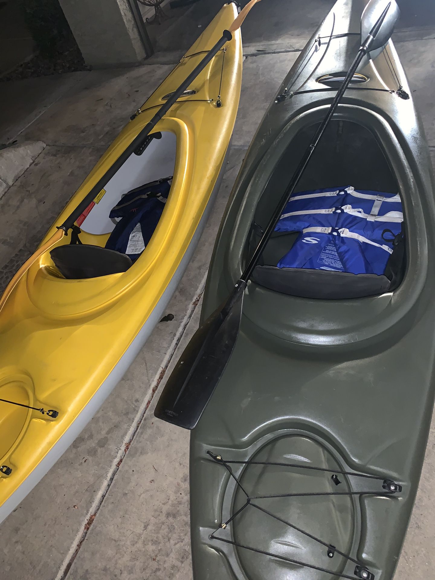 2 Pelican Potomac Kayak ( NO HOLDS )