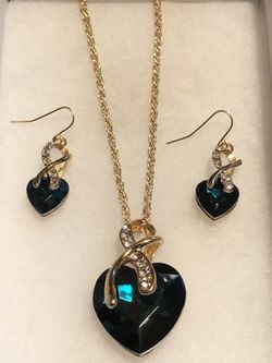 Women’s 14 kt gold plated emerald rhinestone heart necklace 24 “ no refunds