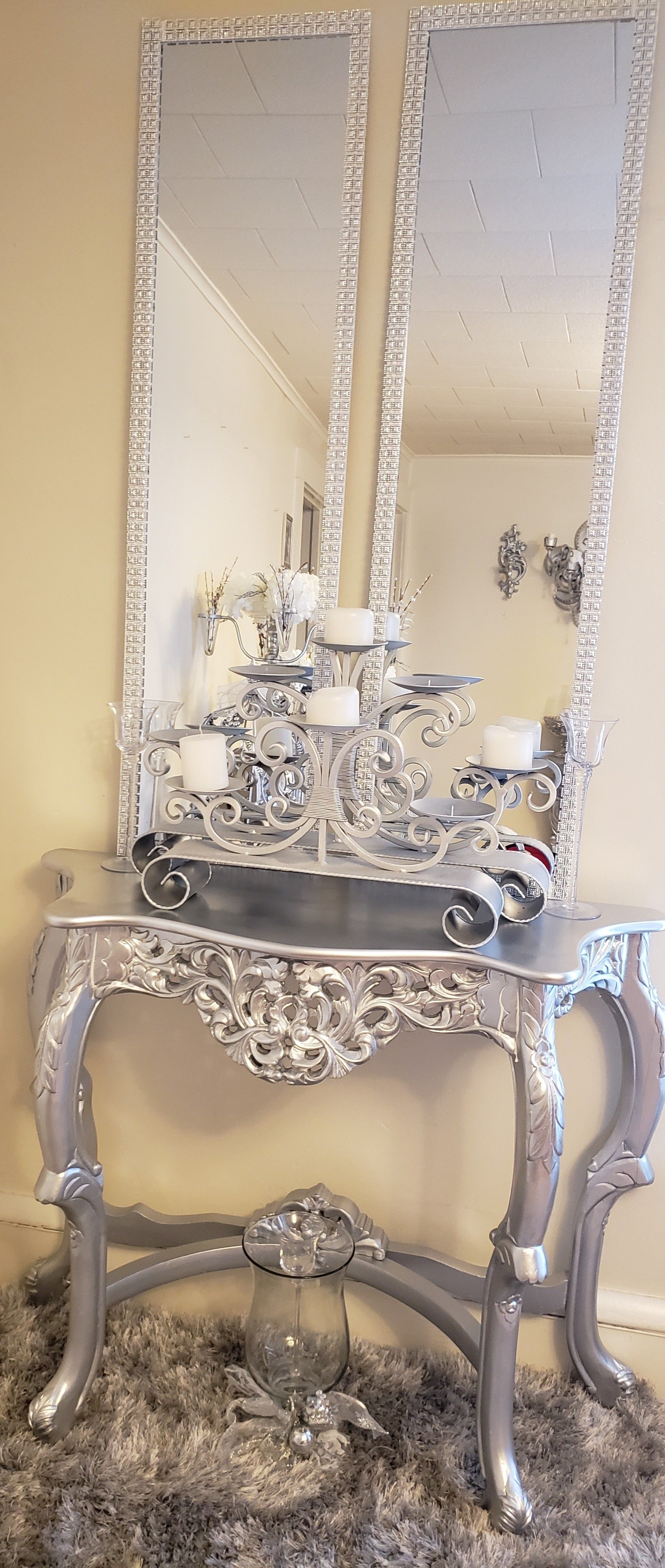 Beautiful entryway table with set of mirrors that can be hung on the wall for a more elegant look