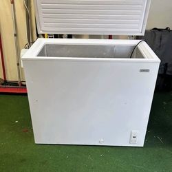 7.1 cubic foot IDYLIS chest freezer.
Works great, downsizing and no longer need
Works great!
