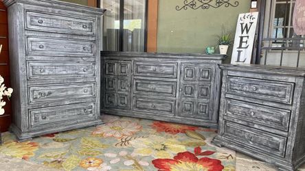 Gorgeous Isabella collection furniture set