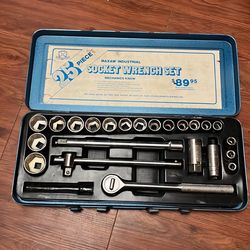 Ratchet / socket set