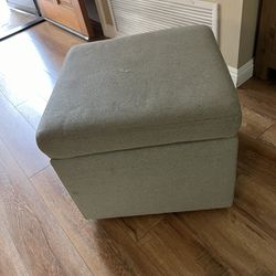 Rolling ottoman with storage 