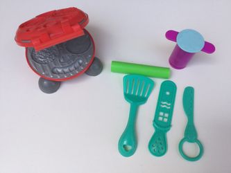 Play-Doh  Burger Barbecue Grill (Almost Complete Set)