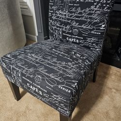 Modern Accent Chair – Like New – Stylish Pattern (Delivery Available)