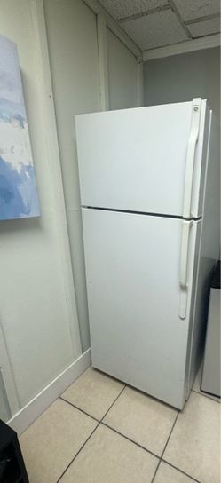 Full-Size Top Freezer Refrigerator – Works Great
