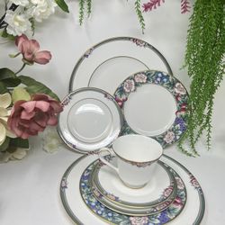 Royal Doulton Fine Bone China – ORCHARD HILL – 5-Piece Place Setting – Like New 