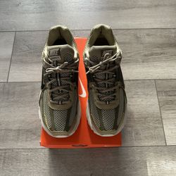 Nike Vomero 5 Neutral Olive 