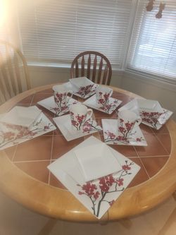 Set Of Plates And Cups (16 Pcs)