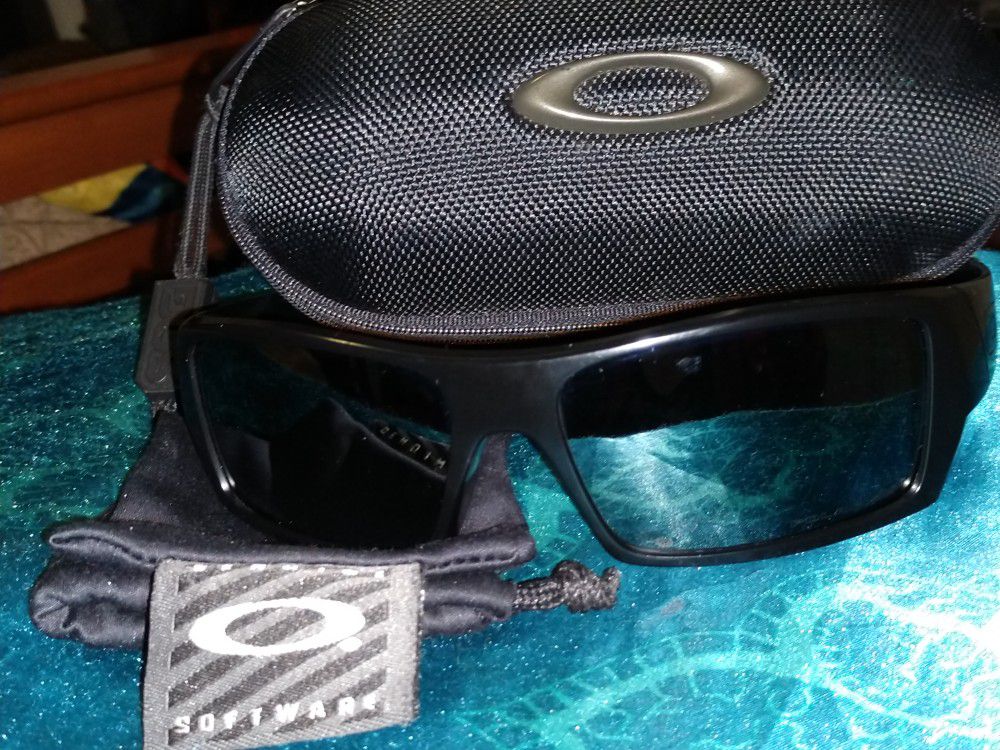 Oakley's men's Gascan style sunglasses