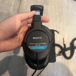 SONY MDR-7506 Closed-Back Professional Headphones
