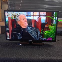 32 Inch Samsung Smart TV Really Nice Tv  Comes With Remote Shows Great Picture Works Perfect Guaranteed 