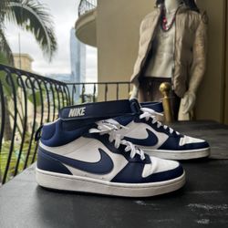 Nikes SIZE 7Y