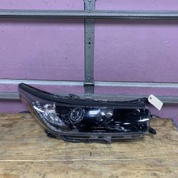 2017-2019 Toyota Highlander Right Side Headlight Halogen w/LED DRL.