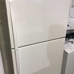Whirlpool   White Refrigerator  Top Freezer  