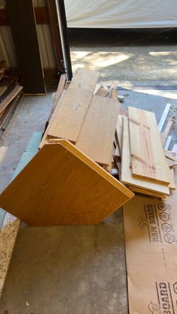 Mixed Lumber Shelf’s and Wood Scrap Lot