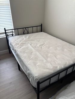 Full size mattress and metallic bed frame