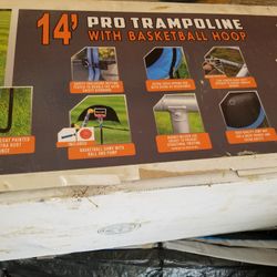14 *TRAAMPOLINE WITH BASKETBALL HOOP
