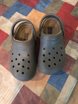 BROWN CROCS SHOES SZ MEN/SZ 4 WOMENS/ SZ 6 SEE DESCRIPTION